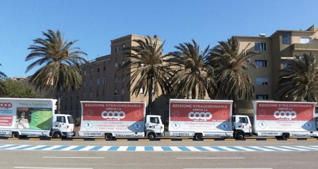 Varias vallas publicitarias juntas en la calle