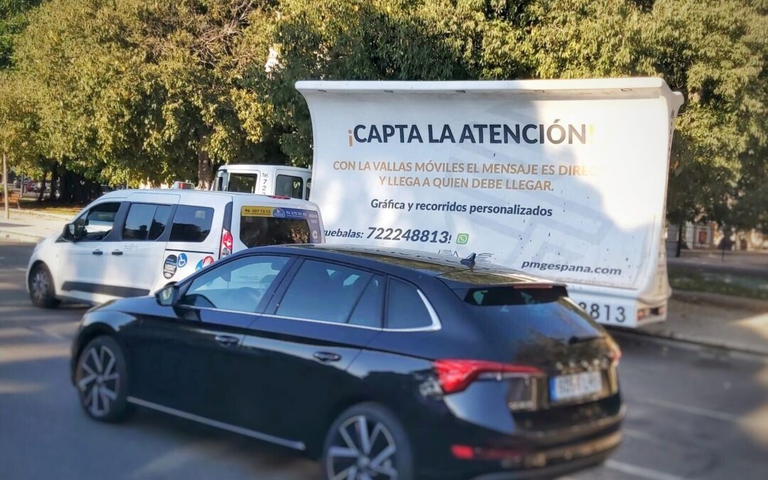 Valla publicitaria vacia por la calle