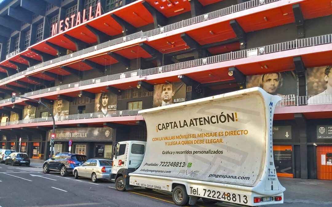 Valla publicitaria vacia por la calle