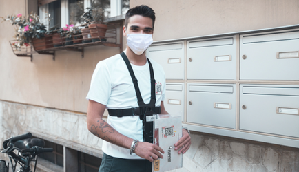 Foto chico joven en buzón de comunidad